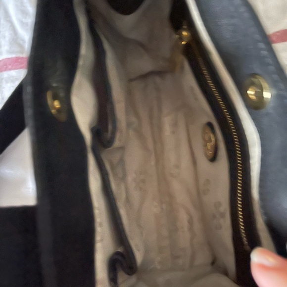 Used.excellent cond.Tory Burch black purse
Height: 7 1/2” length: 10” 18.5 - Picture 8 of 8